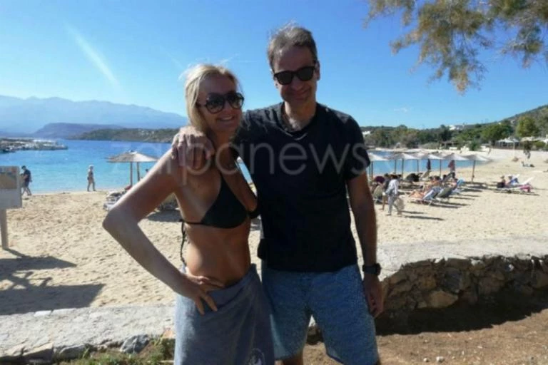 Το μπάνιο του ζεύγους Μητσοτάκη στην Κρήτη (εικόνες)